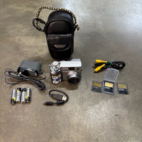 Olympus C-4000 Zoom 4.0MP Digital Camera Bundle w/ Accessories - Picture 1 of 11